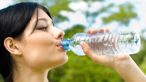 زن در حال آب خوردن